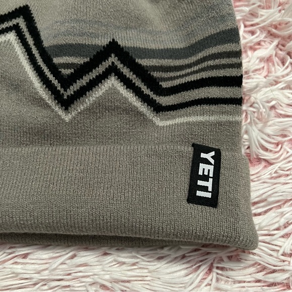 Yeti Freestyle Pom Gray/Black Beanie NEW - Picture 5 of 8